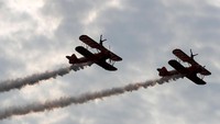 Aksi Aerosuperbatik Wingwalker di udara.