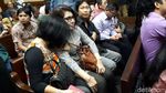 Foto: Tangisan Istri Fredrich Dampingi Suami di Sidang Perdana