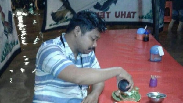 Meme Kocak Pria Makan Pecel Lele Saat Banjir