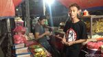 Jadi Viral, Ini Matrai dkk yang Tetap Jualan Pecel Lele Saat Banjir