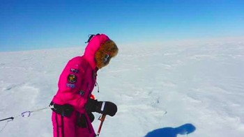 Pada April 2016, Jade yang kala itu masih berusia 14 tahun berjalan 150 kilometer untuk tiba di Kutub Utara dengan peralatan ski. Foto: Instagram