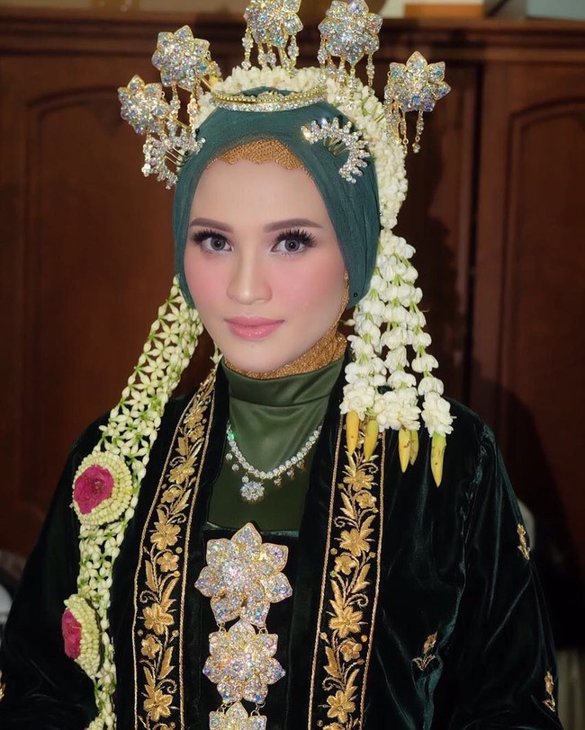 Yulistra Ivo jadi perbincangan hangat karena dinikahi oleh Gubernur Kalteng Sugianto Sabran yang merupakan mantan suami aktris Ussy Susilawati. Pernikahan mereka digelar 25 Februari 2018. Foto: Instagram/Yulistraivo