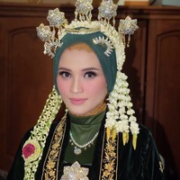 Yulistra Ivo jadi perbincangan hangat karena dinikahi oleh Gubernur Kalteng Sugianto Sabran yang merupakan mantan suami aktris Ussy Susilawati. Pernikahan mereka digelar 25 Februari 2018. Foto: Instagram/Yulistraivo