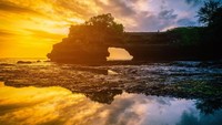 Indonesia pun tak mau kalah, spot andalan untuk melihat sunset adalah Tanah Lot Temple di Bali. Kamu bisa buktikan sendiri. (Thinkstock)