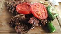 Lewat instagramnya @indoasiaeuro_bycar, kakek nenek 2 cucu ini mengunggah foto selama perjalanan. Kali ini mereka singgah di Turki dan menyantap grill lamb yang tampak lezat. Foto: Instagram
