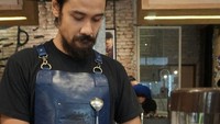 Saat tak sibuk, pria 33 tahun ini kerap mampir ke Filosofi Kopi di Melawai. Chicco nggak malu lho terjun langsung melayani pembeli. Foto: Instagram Chicco Jerikho