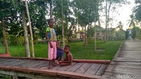 Potret anak-anak di Kampung Yausakor, Distrik Siret, Kabupaten Asmat.