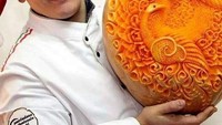 Ini pose Barresi usai mengukir labu jumbo. Ia bertanya pada netizen, apalagi yang harus diukirnya. Foto: Instagram danielebarresi_artist