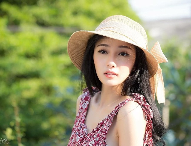 Tampil dengan dress bercorak floral, petugas medis ini terlihat anggun. Foto: Instagram