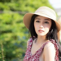 Tampil dengan dress bercorak floral, petugas medis ini terlihat anggun. Foto: Instagram