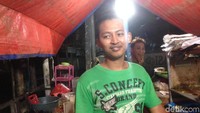 Warung pecel lele ini tetap buka saat banjir karena Matrai sudah terlanjur masak.