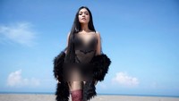 Denada memamerkan tubuh seksinya. Foto: Instagram Denada