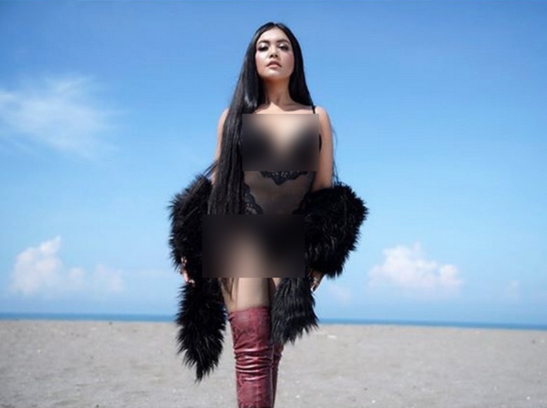 Denada Perang dengan Netizen Efek Posting Foto Seksi Denada Perang dengan Netizen Efek Posting Foto Seksi