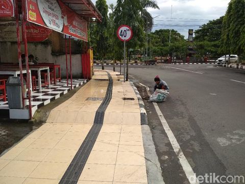 Guiding block terhalang pohon sudah ditebang/
