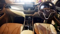 MPV baru dari China ini punya fitur Electric Parking Brake (EPB) yakni rem tangan elektrik dengan fungsi tombol di bawah tuas transmisi. Mobil itu juga memiliki Automatic Vehicle Holding (AVH) yakni fitur yang menjaga mobil tetap berhenti dalam kondisi jalan yang menanjak, menurun ataupun datar. Selain itu mobil ini juga dibekali fitur anti-lock braking system (ABS), electronic brake-force distribuion (EBD) dan brake assist.