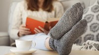 Gunakan kaos kaki untuk melindungi bagian ekstremitas, atau bagian tubuh paling jauh dari jantung. Bagian ini biasanya paling sensitif terhadap hawa dingin. Foto: Thinkstock 