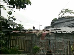 Puting Beliung Rusak  8 rumah dan 2 sekolah di Blitar