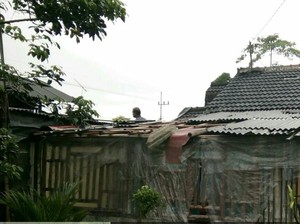 Puting Beliung Rusak  8 rumah dan 2 sekolah di Blitar