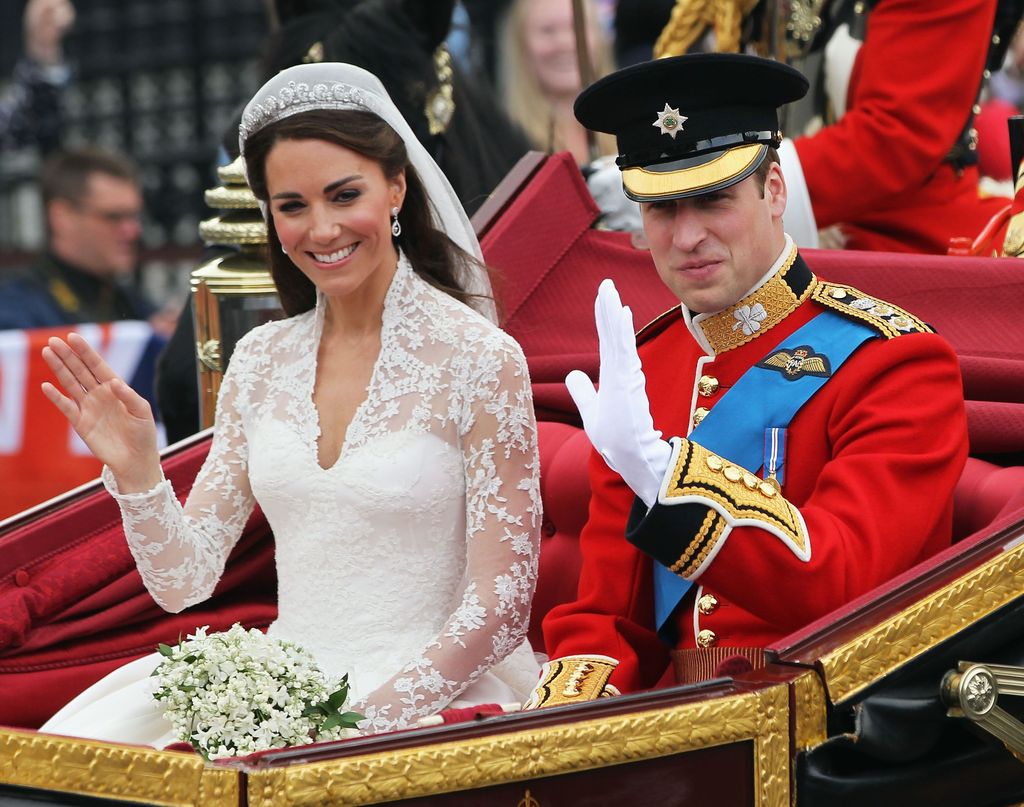 Pangeran William dan Meghan Markle Menikah LONDON, ENGLAND - APRIL 29: Their Royal Highnesses Prince William, Duke of Cambridge and Catherine, Duchess of Cambridge journey by carriage procession to Buckingham Palace following their marriage at Westminster Abbey on April 29, 2011 in London, England. The marriage of the second in line to the British throne was led by the Archbishop of Canterbury and was attended by 1900 guests, including foreign Royal family members and heads of state. Thousands of well-wishers from around the world have also flocked to London to witness the spectacle and pageantry of the Royal Wedding. (Photo by Sean Gallup/Getty Images)
