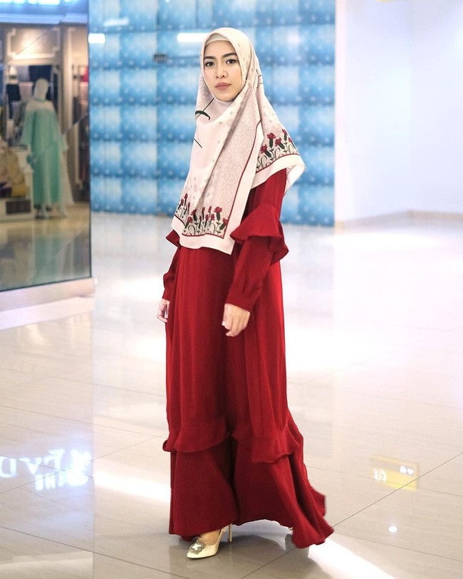 Pemilihan aksen ruffle bisa jadi salah satu ide tepat agar terlihat lebih muda. Aksen playful ini bisa disematkan di bagian lengan ataupun bagian bawah rok. Foto: Instagram