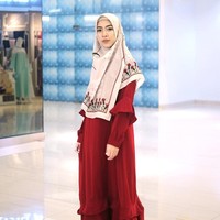 Pemilihan aksen ruffle bisa jadi salah satu ide tepat agar terlihat lebih muda. Aksen playful ini bisa disematkan di bagian lengan ataupun bagian bawah rok. Foto: Instagram