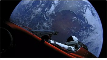 Potret Starman mengemudi Tesla dinilai cocok jadi cover album musik. Foto: istimewa