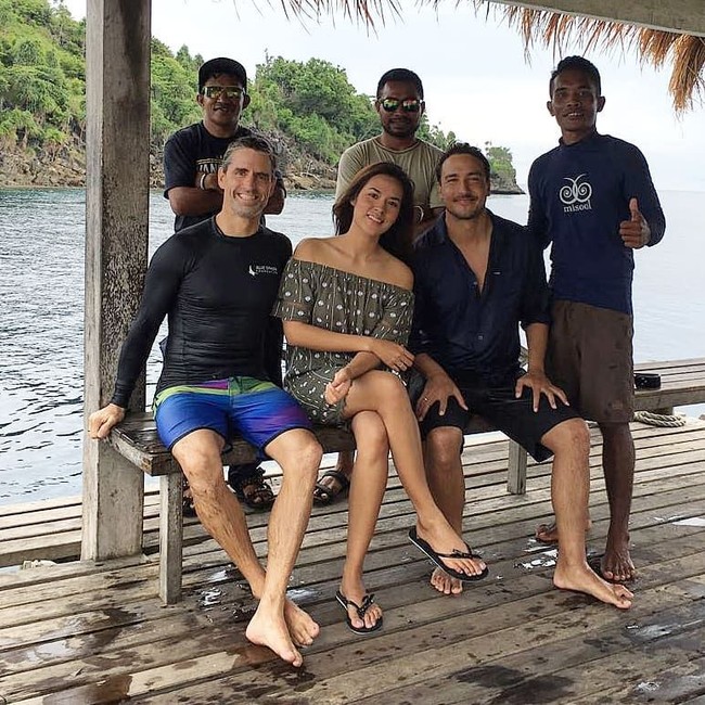 Liburan ke Raja Ampat bersama Hamish Daud, Raisa tampil sederhana dalam balutan off shoulder dress Topshop seharga Rp 800 ribuan. Foto: Dok. Instagram Raisa