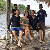 Liburan ke Raja Ampat bersama Hamish Daud, Raisa tampil sederhana dalam balutan off shoulder dress Topshop seharga Rp 800 ribuan. Foto: Dok. Instagram Raisa