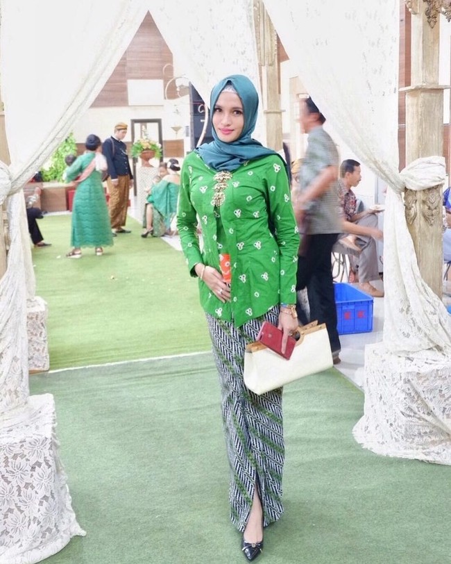 Saat menghadiri undangan pernikahan, Yulistra Ivo seringkali memilih tampilan kebaya. Ditunjuk jadi bridesmaid, kali ini Yulistra Ivo memilih kebaya kutu baru dengan pashmina satin berwarna senada. Foto: Instagram/Yulistraivo