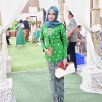 Saat menghadiri undangan pernikahan, Yulistra Ivo seringkali memilih tampilan kebaya. Ditunjuk jadi bridesmaid, kali ini Yulistra Ivo memilih kebaya kutu baru dengan pashmina satin berwarna senada. Foto: Instagram/Yulistraivo