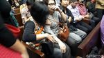 Foto: Tangisan Istri Fredrich Dampingi Suami di Sidang Perdana