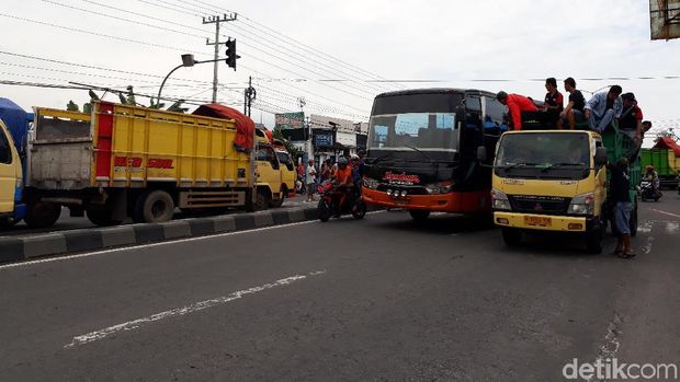 Truk-truk memenuhi badan Jalan Raya Magelang-Yogyakarta.