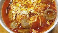 Cukup menggoda? Ini adalah seblak yang bisa Anda temui di warunk_upnormal. Isiannya ada indomie, bakso dan telur. Mantap! Foto: Istimewa