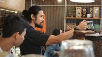 Duh, pengunjung wanita meleleh nggak ya kalau disajikan kopi langsung oleh Chicco? Apalagi dengan tatapan kayak gitu! Foto: Instagram Chicco Jerikho