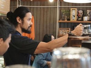 Bikin Meleleh! Ini Gaya Keren Chicco Jerikho Saat Meracik dan Menikmati Kopi