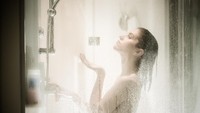 Jangan paksakan diri mandi dengan air dingin, walau beberapa orang meyakini cara ini bisa mendorong tubuh untuk beradaptasi dengan cuaca dingin. Jika tidak ingin masuk angin, gunakan air hangat. Foto: Thinkstock 