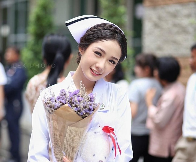 Bahkan Namkhing disebut-sebut sebagai perawat paling cantik di negeri Gajah Putih itu. Foto: Instagram