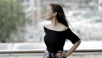 Ia tampil cantik menawan dengan dress hitam yang memamerkan bahu indahnya.
