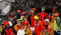 Dilansir dari Reuters, Kamis (8/2/2018), tim SAR menyisir reruntuhan bangunan yang roboh di kawasan Hualien pada hari Rabu (7/2) malam. REUTERS/Tyrone Siu.