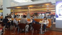 Di peringkat 3 ada Bandara Internasional Hong Kong. Rumah makan Saboten yang pertama kali hadir di bandara tersebut disebut menawarkan makanan berbahan babi dan katsu yang luar biasa enak. Bukan rekomendasi untuk traveler muslim (Saboten)