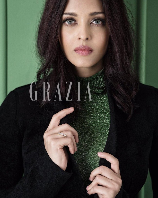 Kecantikan model dan aktris Bollywood yang pernah menjadi Miss World 1994 ini seolah tak pernah pudar. Meskipun tahun ini menginjak usia 45 tahun Aishwarya Rai tetap terlihat memesona. Untuk menjaga kecantikan dan kesehatan kulitnya, pemeran Mohabattein ini gemar mengonsumsi sayur dan buah, serta mengurangi makan di luar. Foto: Instagram