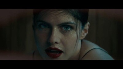 Ini Potongan Klip Maroon 5 Bareng Si Seksi Alexandra Daddario