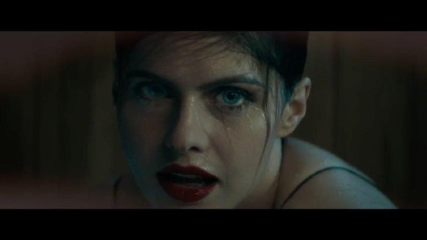 Ini Potongan Klip Maroon 5 Bareng Si Seksi Alexandra Daddario