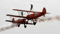Selain balon udara, festival juga diramaikan dengan aksi Aerosuperbatik Wingwalker.