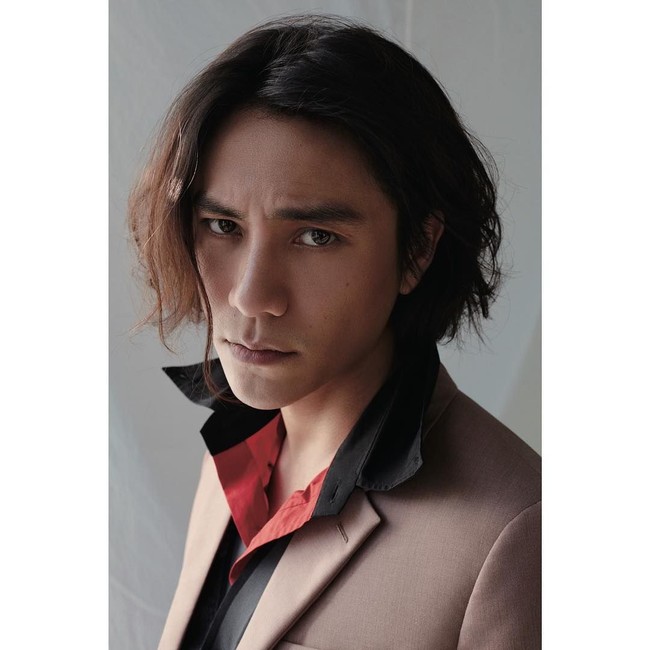 Aktor sekaligus penyanyi Chen Kun menjadi pria selanjutnya yang masuk daftar pria tertampang se-Asia. Meski sudah memasuki usia 42, pesona pria asal China itu belum memudar. Foto: Instagram