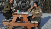Chicco Jerikho memang dikenal sebagai pennggemar berat kopi. Tak hanya di Indonesia, saat plesir ke Iceland Chicco dan Rio asyik menyeruput kopi. Foto: Instagram Chicco Jerikho