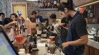 Chicco nggak sembarangan lho saat meracik kopi. Pria yang sedang dekat dengan Putri Marino ini pernah sekolah kopi. Foto: Instagram Chicco Jerikho