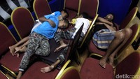 Sejumlah anak korban banjir tertidur di kursi.