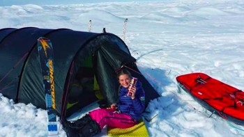 Setiap hari, Jade berjalan sekitar 8 sampai 10 jam. Temperatur bisa mencapai minus 40 derajat celcius dan banyak medan berbahaya. Tapi dia berhasil melaluinya. Foto: Instagram