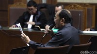 Fredrich Yunadi menyebut surat dakwaan yang disusun penuntut umum KPK, palsu dan rekayasa. Fredrich mengaku sudah siap dengan nota keberatan (eksepsi).